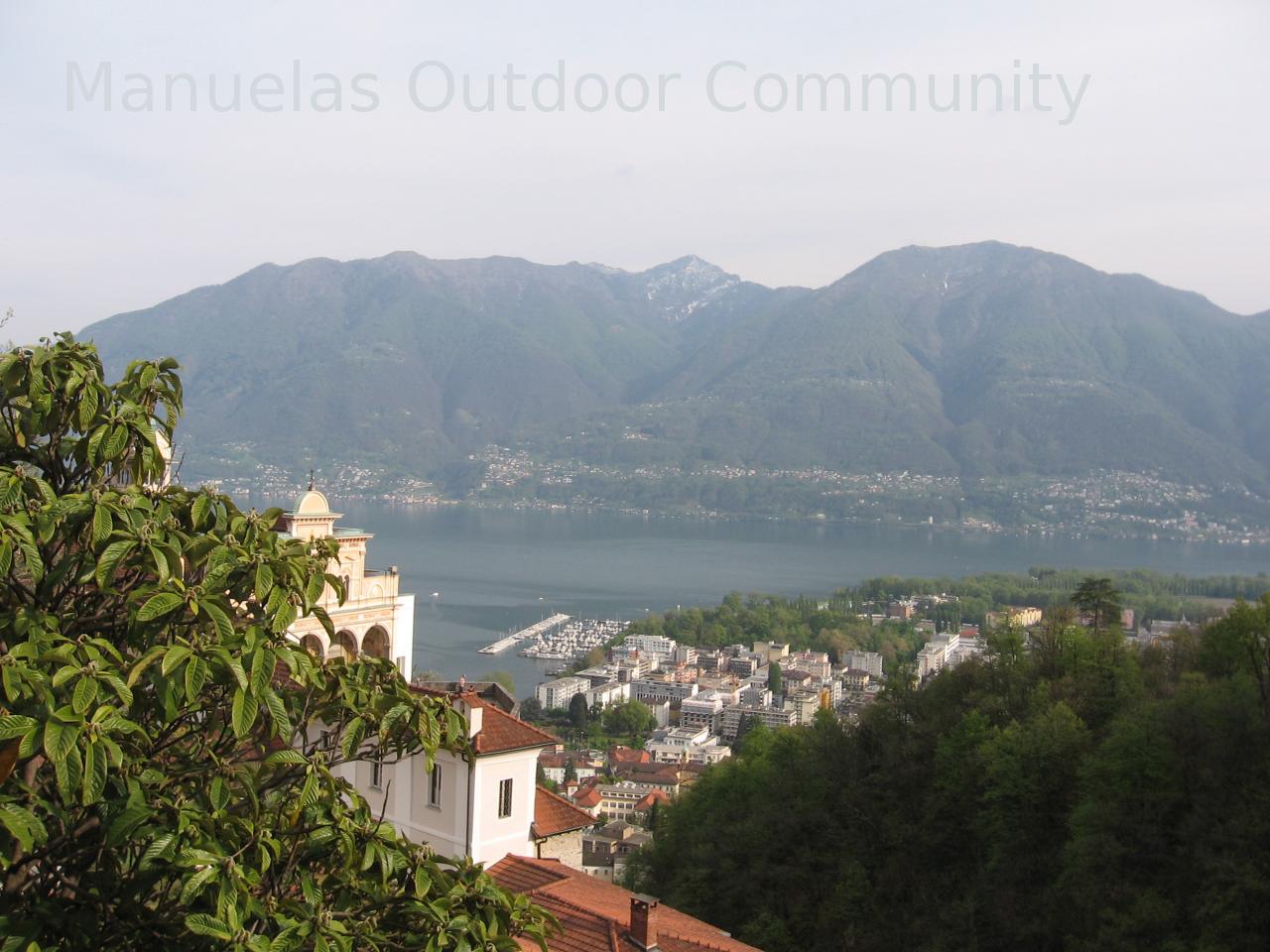 Grandiosen Ausblick von dem heiligen Berg, Sacro Monte, Madonna del Sasso über den Lago Maggiore. 2016-04-21_16-52-11.jpg