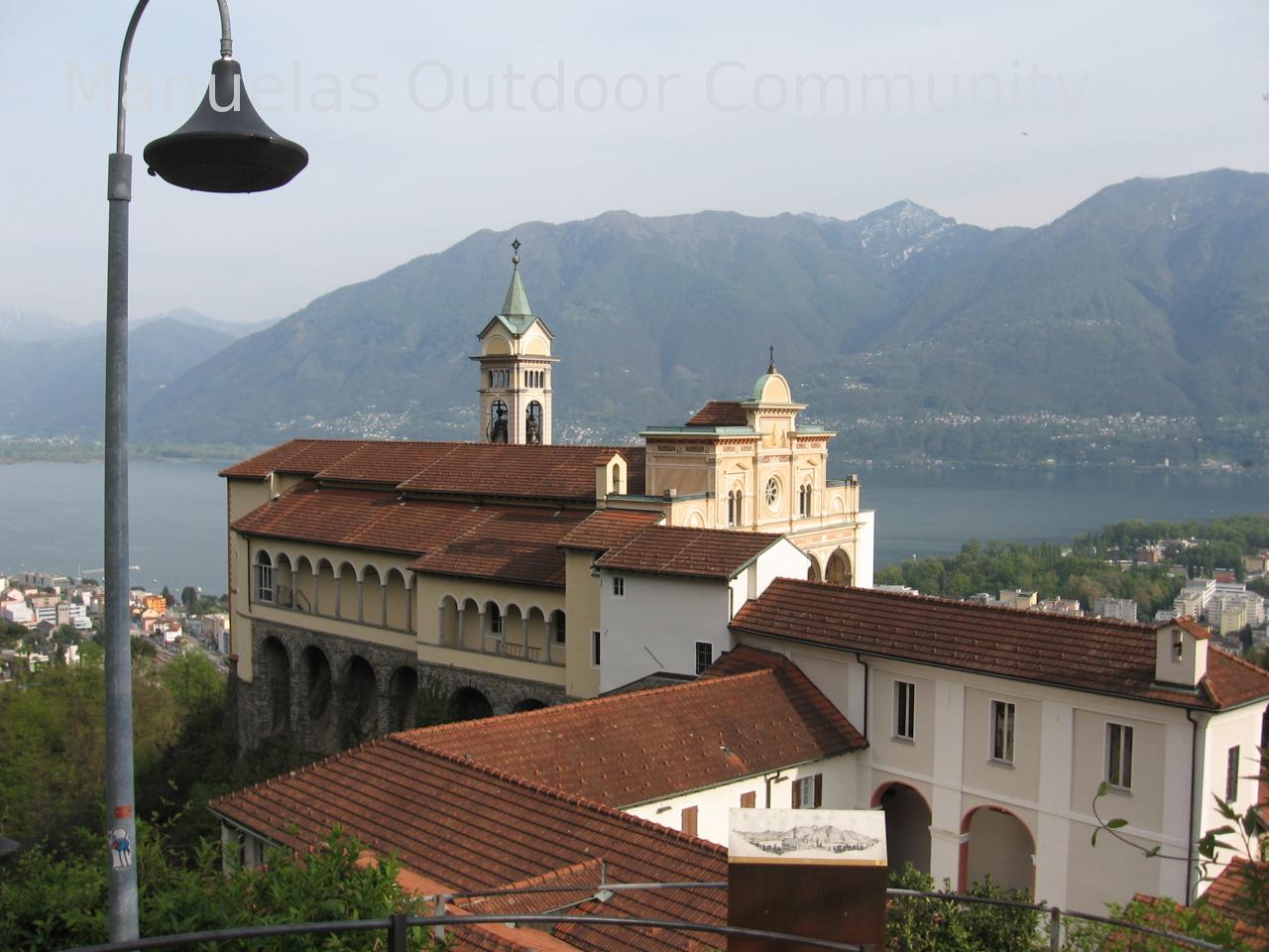 Madonna del Sasso, auch der heilige Berg genannt thront über den Lago Maggiore.
Hier sind Schätze von Kunst, Geschichte und Spiritualität zu finden. 2016-04-21_16-52-52.jpg