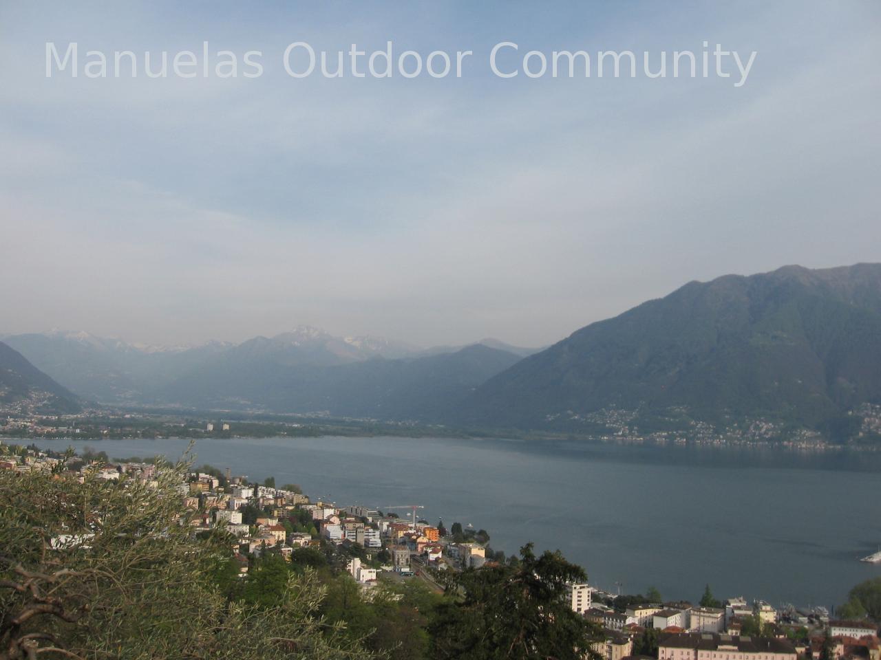 Mittlerweile ist es schon Abend am Lago Maggiore. Ausblick von Madonna del Sasso. 2016-04-21_17-16-06.jpg