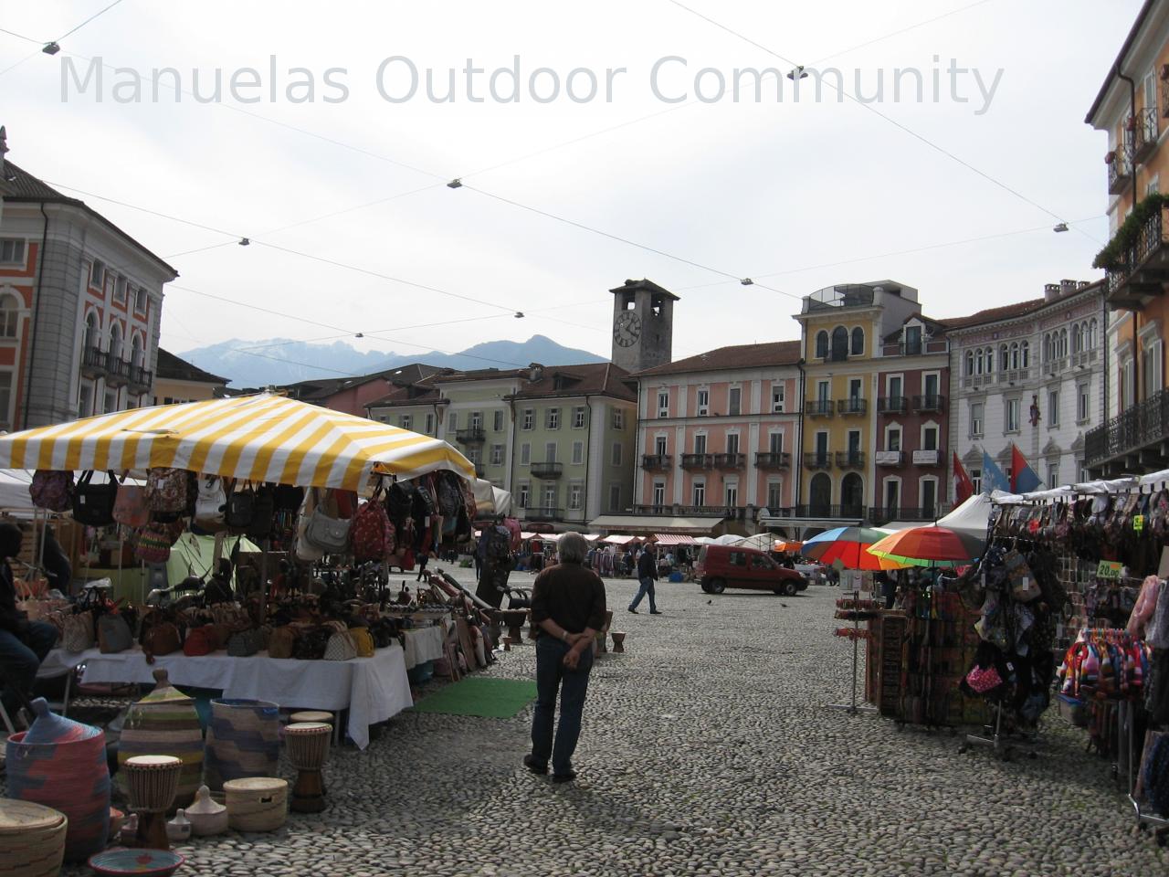 Piazza-Grande im Locarno mit dem Markt, der jeden Donnerstag stattfindet.
Hier werden Käse ,Wurst, Obst, Gemüse, Backwaren und vieles selbst gemachtes aus Stein, Holz usw angeboten. Hier glaubt man in Italien zu sein, ein wirklich schönes mediterranes Flair... 2016-04-21_15-17-53.jpg