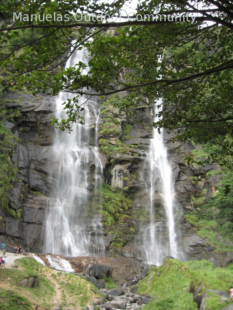 Unten am Wasserfall in Borgonuovo di Piuro geht unsere Wanderung zum Berdorf nach Savogno los.
Am Wasserfall Acquafraggia sind sehr viele Touristen, die den Fluss zum Baden und die Wiesen zum Picknicken nutzen. Auch Restaurants und Imbisse sind dort zu finden. Bei der Wanderung bis zum Bergdorf Savogno begegnen uns nur ganz selten Touristen, somit waren im Dorf oben nur ein paar Wanderer anzutreffen. IMG_1489.JPG