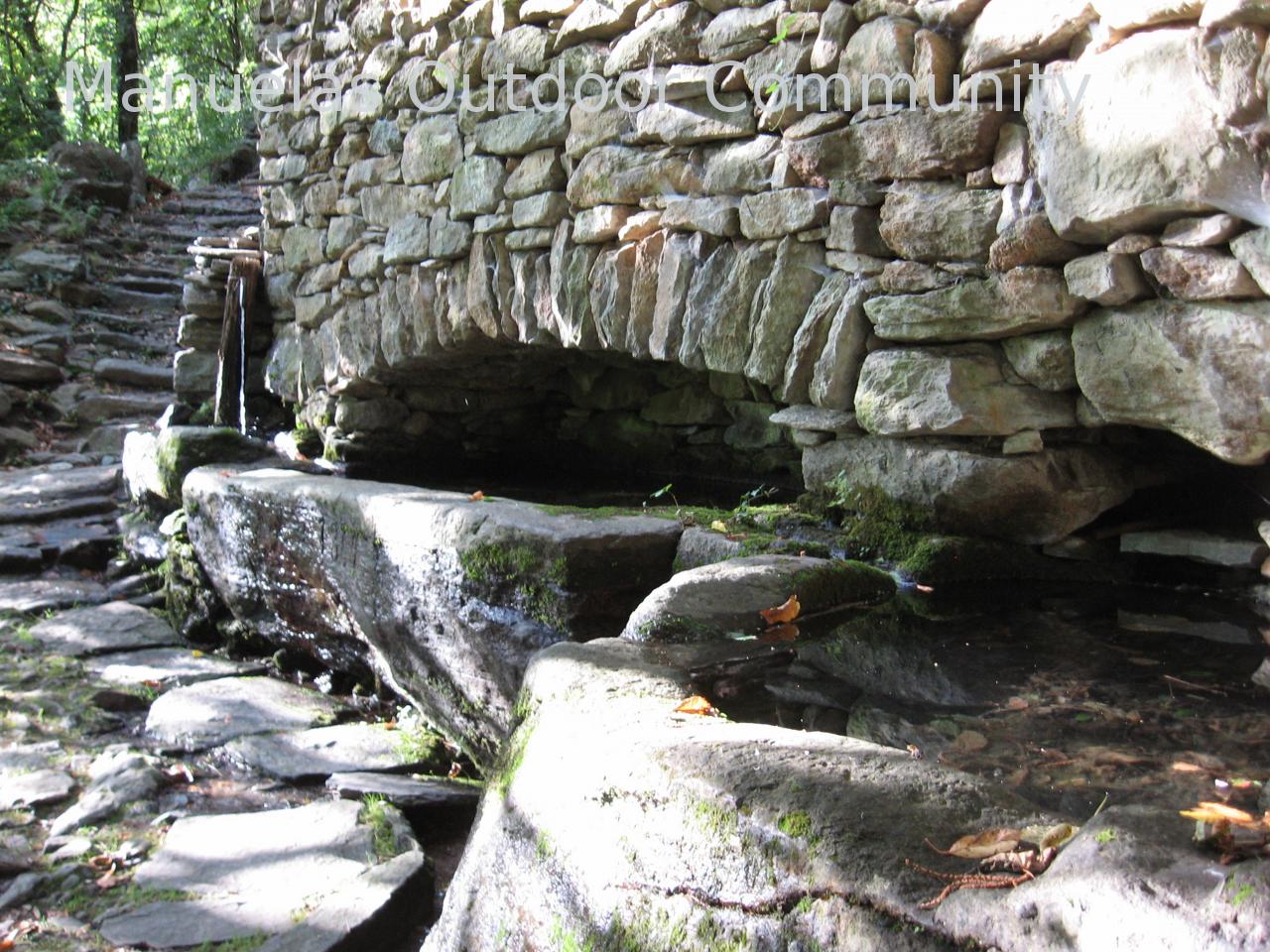Auf dem Wanderweg zum Bergdorf Savogno wandern wir an uralten Brunnen vorbei, die als Tränke für die Maultiere gedacht waren. IMG_1583.JPG