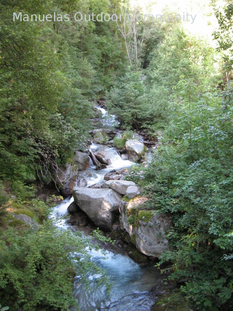 Ein Fluss durchquert das Bergdorf Savogno. IMG_1553.JPG